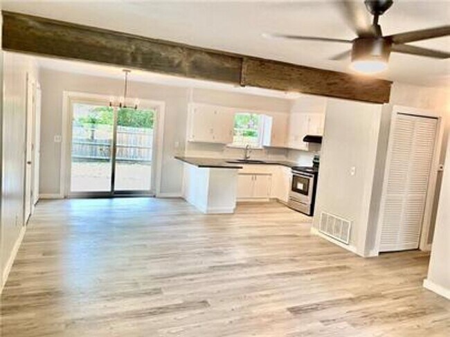 Building Photo - Come check out this wonderful 3 bed/ 1.5 b...