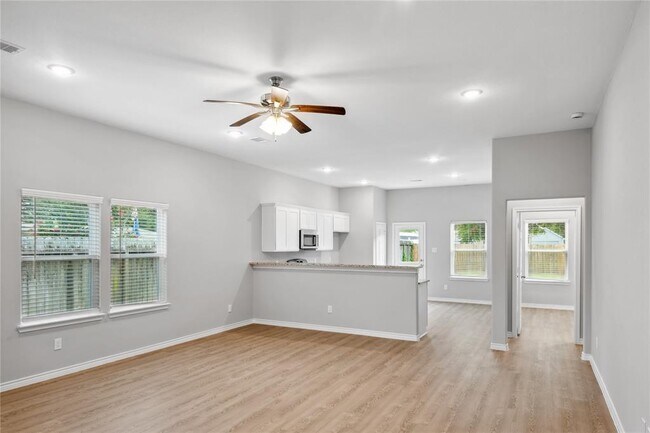 Building Photo - 1105 S Fenner Ave