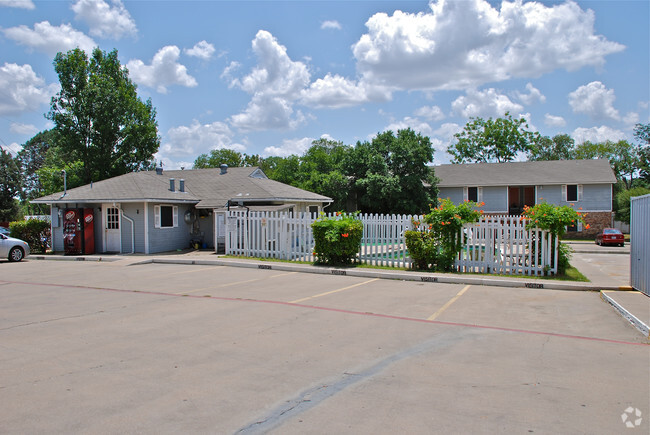 Pool - Crestwood Square Apartments