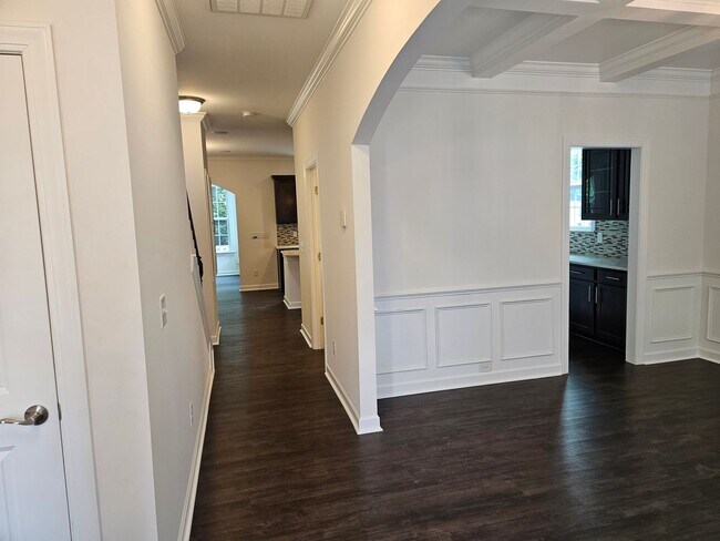 Building Photo - Beautiful unfurnished 3 bed 2.5 bath home ...