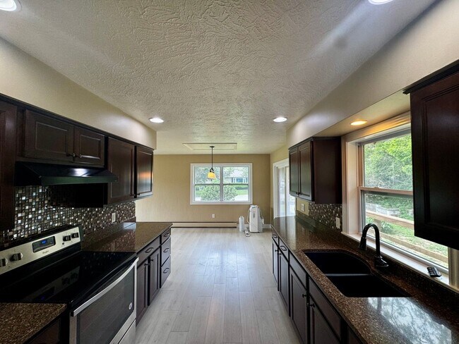 Building Photo - 4 Bedroom | 2 Bathroom Single Family Home | Renovated | Coal Valley