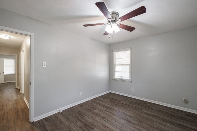 Foto del edificio - For Lease