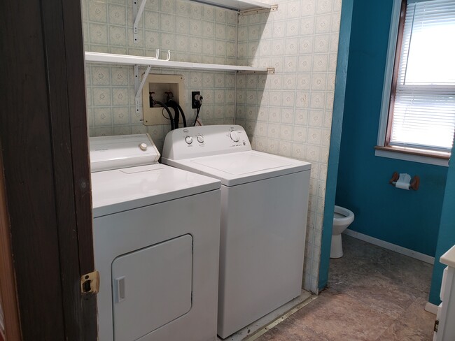 washer and dryer included - 206 W High St