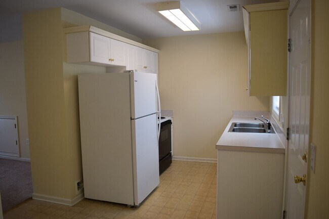 Foto del edificio - $1,150 | 2BR/1.5BA End Unit Townhouse – Sp...