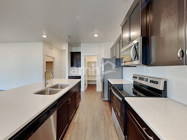 Foto del edificio - 1366 N Barkvine Avenue