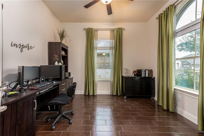 Building Photo - 3001 Tempe Dr