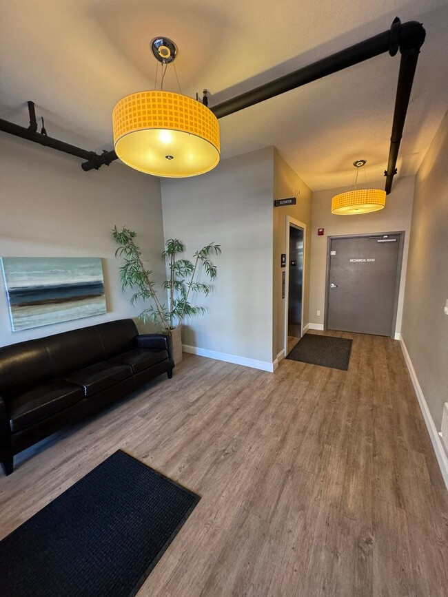 Building Photo - 2 bedroom luxury condo