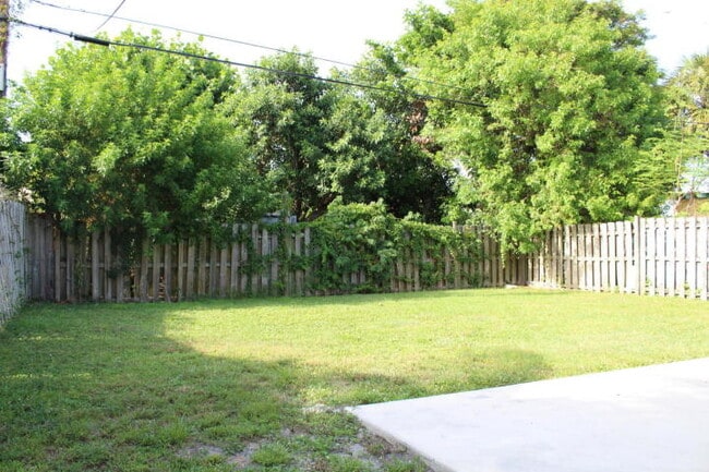 Building Photo - 321 W Mango St