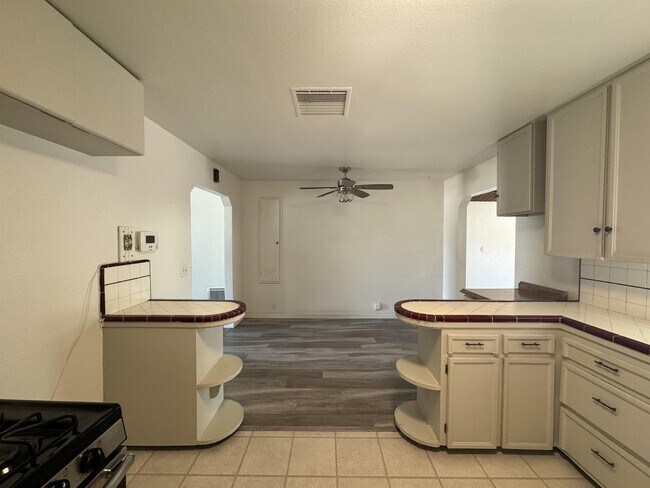 Foto del edificio - 4133 Kenmore Dr S