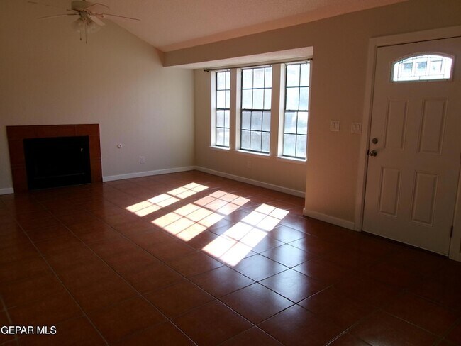 Foto del edificio - 733 Colchester Dr