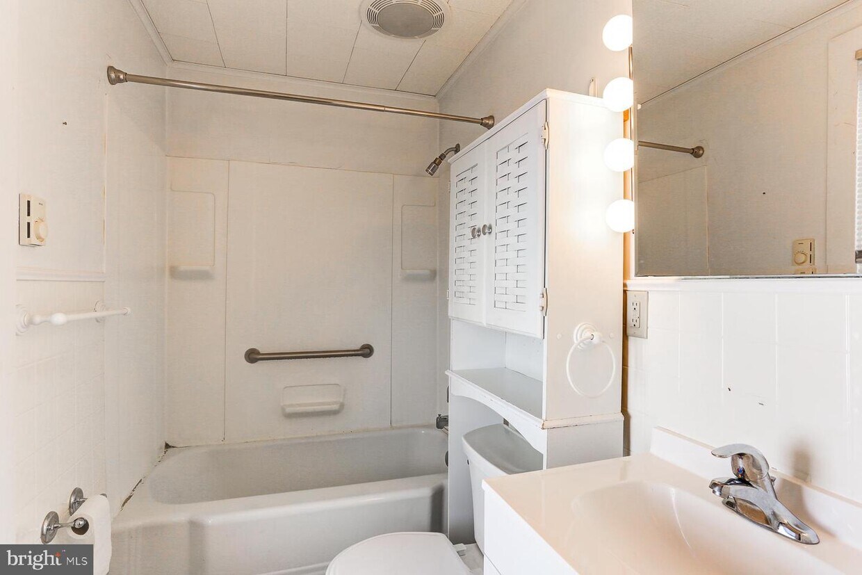 41 N 10th St Unit 2ND FLOOR, Lemoyne, PA 17043 Room for Rent in