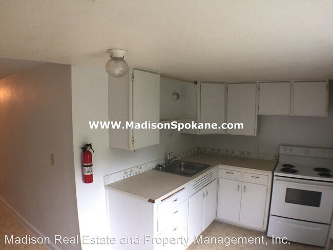 Building Photo - 1317 W Augusta Ave