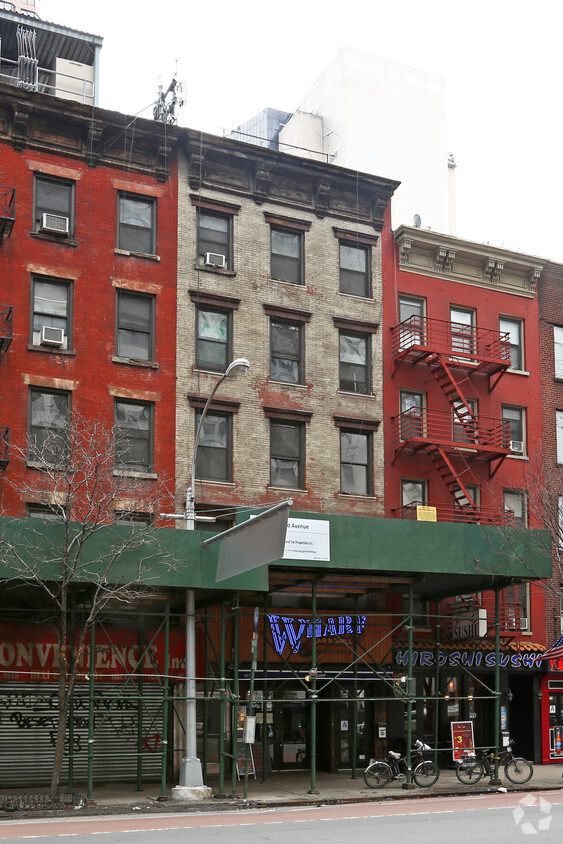 Building Photo - 587 Third Ave
