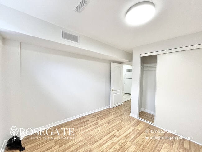 Photo du bâtiment - Bright 2-Bedroom Basement Apartment with Parking in Richmond Hill