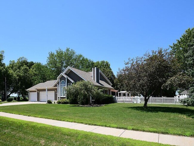 Foto del edificio - 820 Redwood Rd