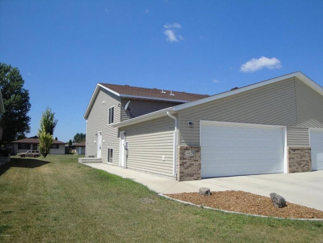Primary Photo - Spacious 3 bedroom Twin home located in So...