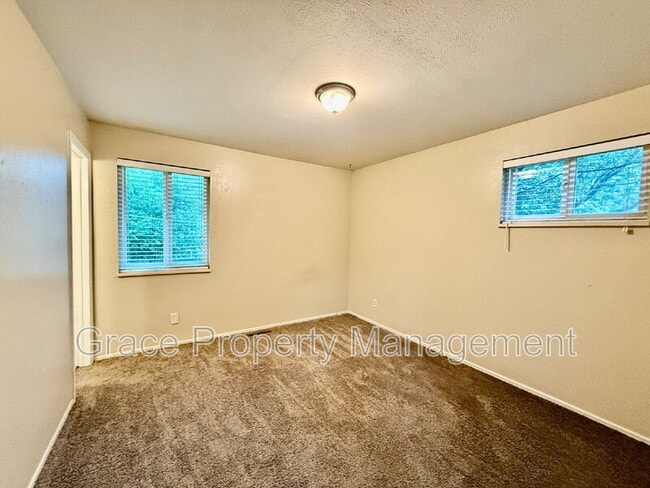 Building Photo - 1070 Iris St