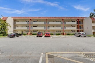 Building Photo - 830 S Hollybrook Dr