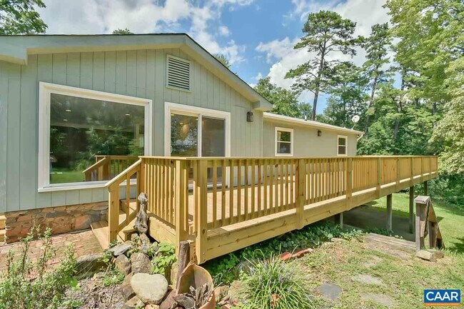Building Photo - 1127 Round Hill Dr