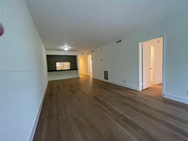 Foto del edificio - 8419 Forest Hills Dr