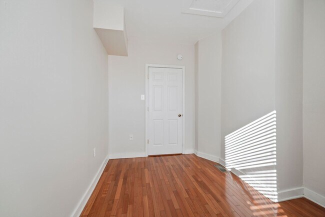 Foto del edificio - 1 Month Free Rent for a Lease Start by 10/...