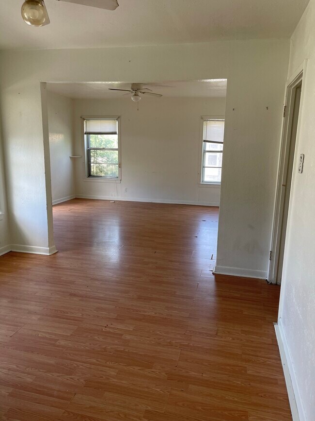 Building Photo - 703 E Caesar Ave