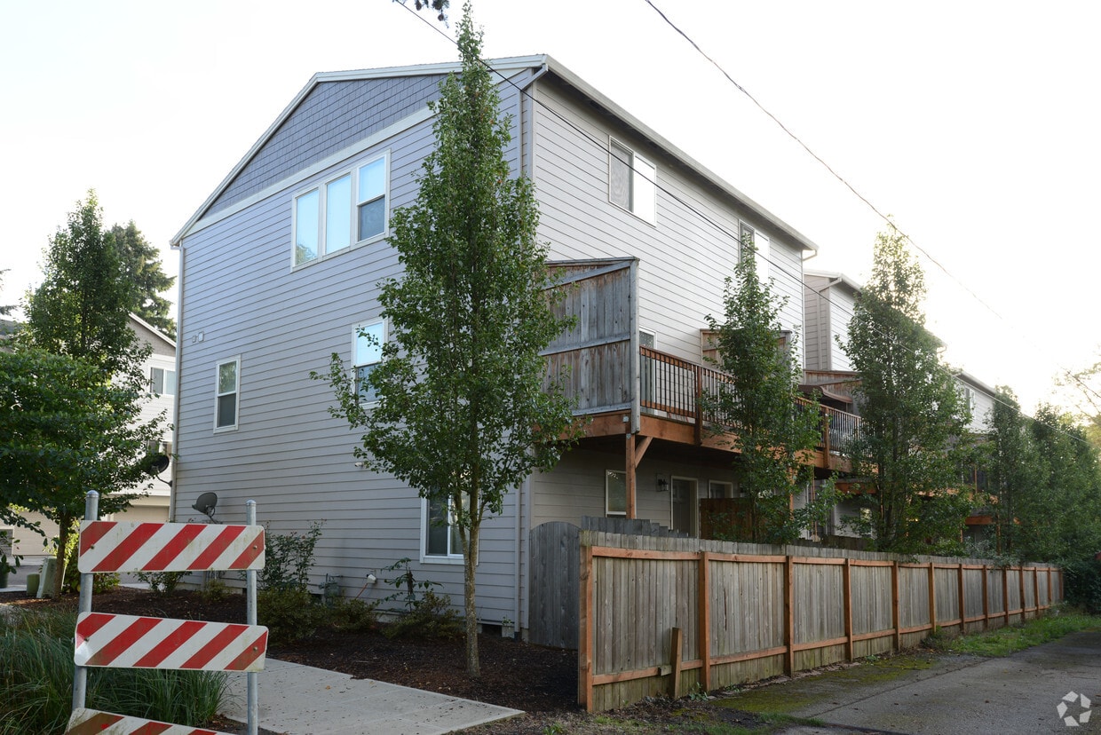 Building Photo - 5601-5631 SE 119th Ave