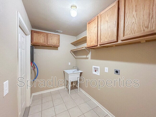 Foto del edificio - 8812 Laurel Ridge