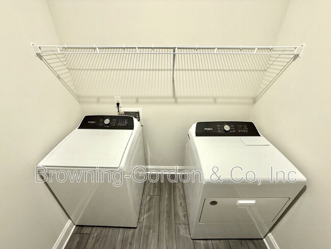 Foto del edificio - 7118 Evans Hl Wy