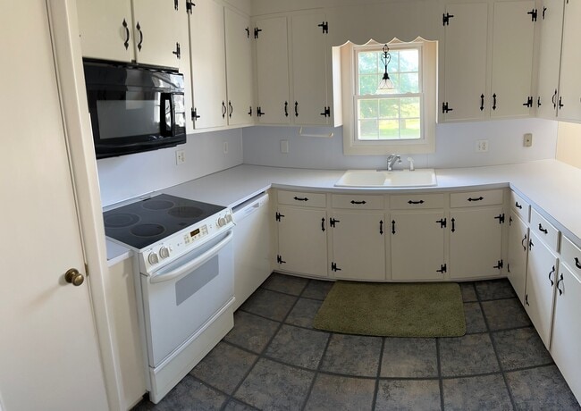 Kitchen - 2133 Lincoln Rd