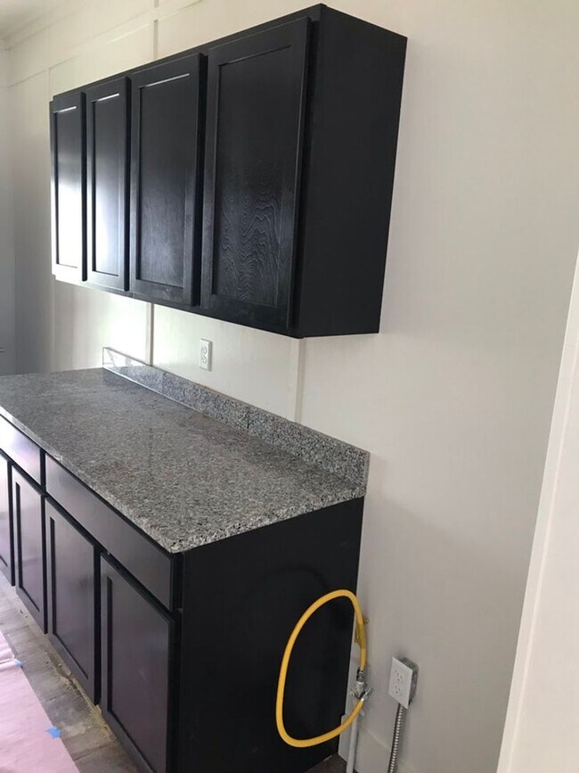 Foto del edificio - 3 BR 1 1/2 Bath 2 Story Available Now!