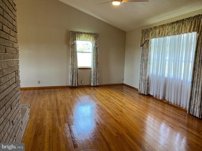 Foto del edificio - 15009 Falling Waters Rd