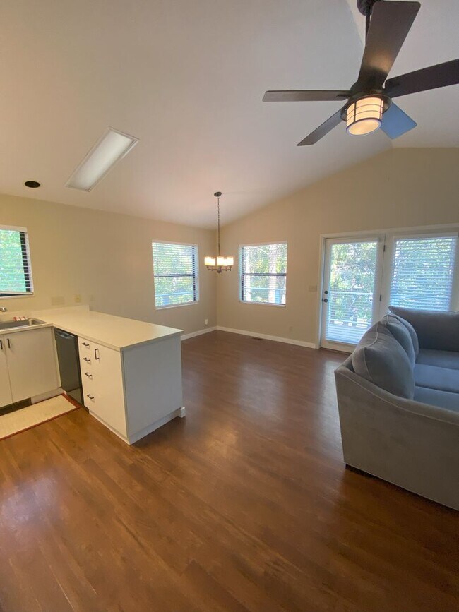 Building Photo - Stunning Get Away Home In Chelan!