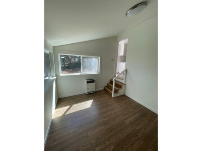 Building Photo - BEAUTIFUL FULLY REMODELED STAND ALONE COTT...