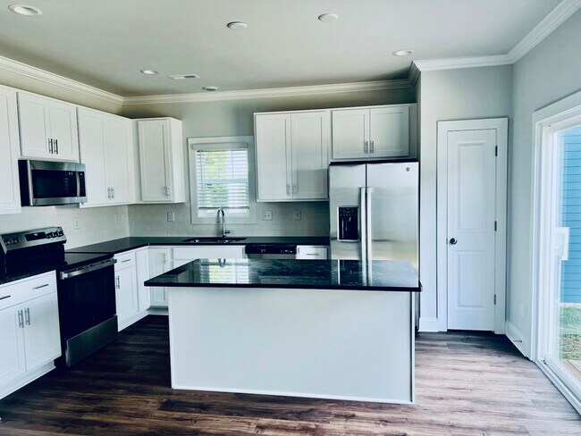 Building Photo - 512 Kingsway Cir