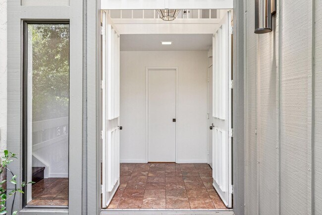 Foto del edificio - Luxury 3-Level Townhome in Highly Desirable Sharon Heights Neighborhood