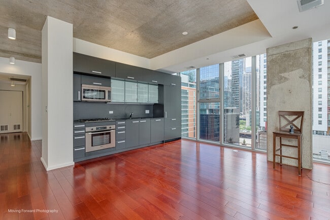 Building Photo - 550 N St Clair St