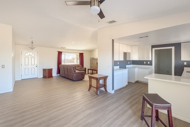 Foto del edificio - 16549 Mossdale Ave