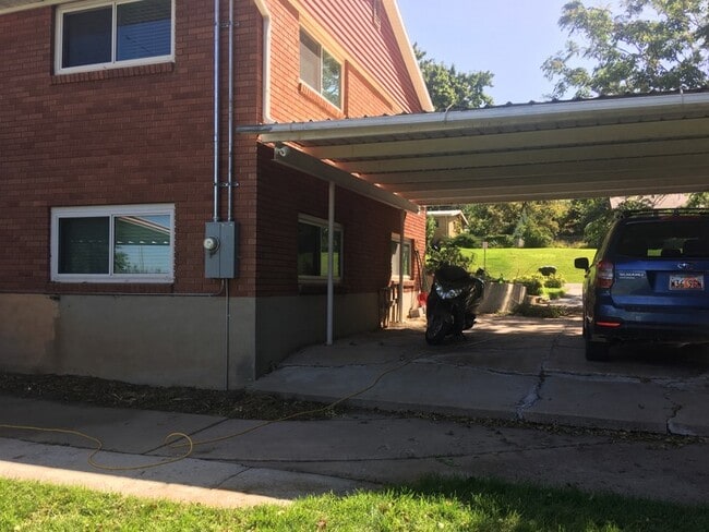 Building Photo - 4105 Edgehill Dr