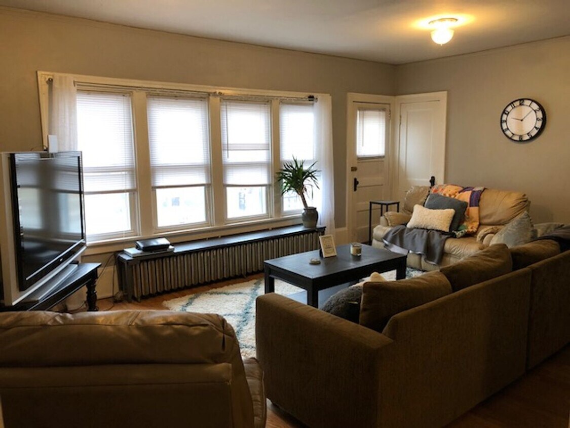 Foto principal - 3358 N Downer Ave