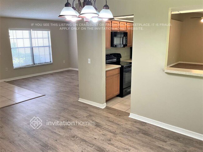 Building Photo - 2174 E Gloria Dr