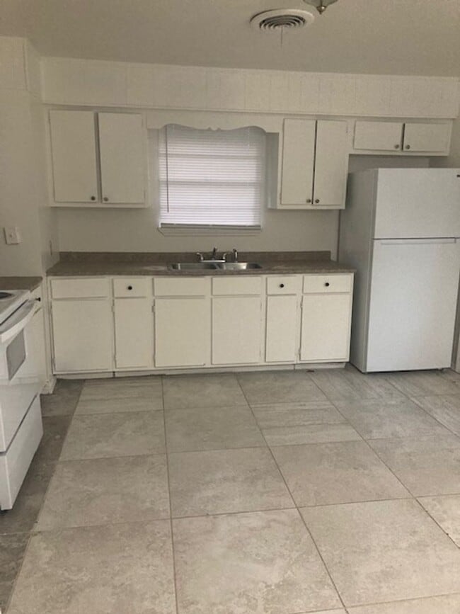 Building Photo - 3002 Pineland Dr