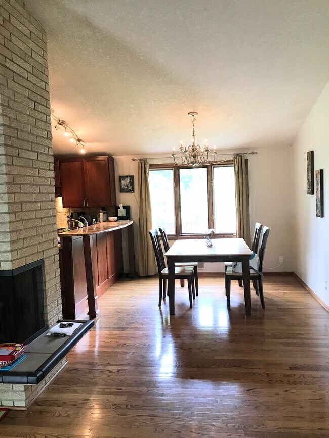 Comedor - 5813 Tracy Avenue