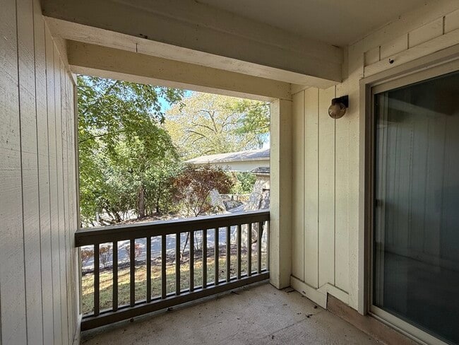 Building Photo - Marble Cliff Condo With Lake Access!