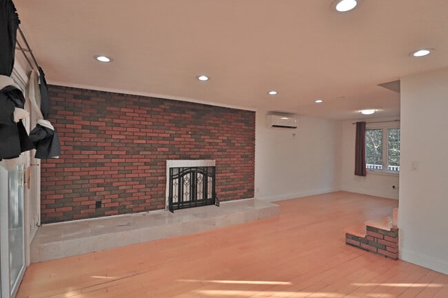 Living Room - 95 Pierce St