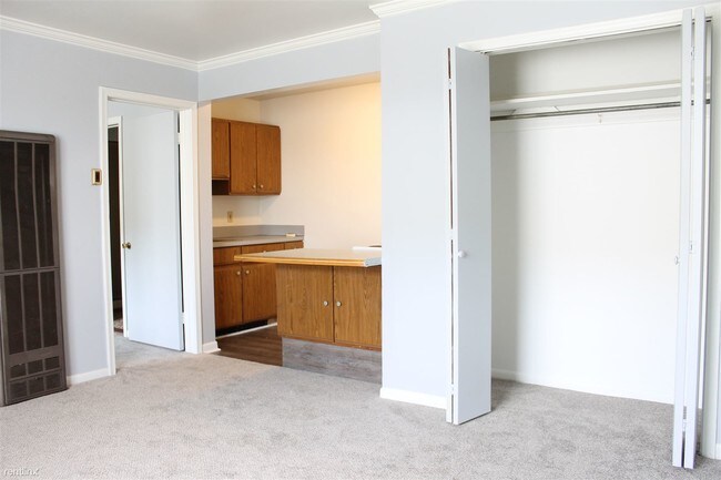 Building Photo - 1 br, 1 bath Apartment - 200 W. Marshall St.