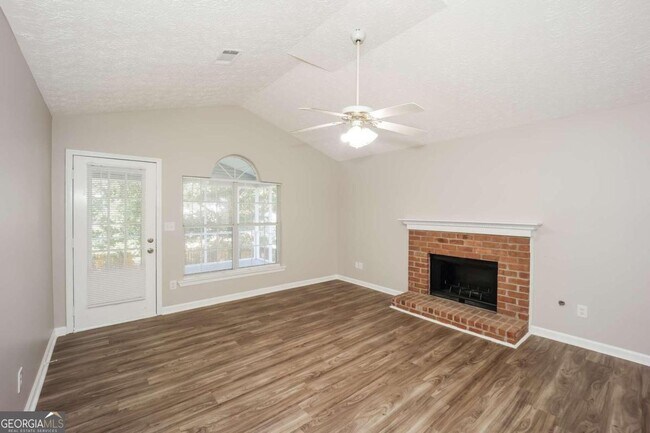 Foto del edificio - 1304 Larkwood Dr