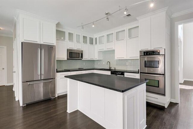 Foto del edificio - Stunning house in East Memphis.  Pool main...