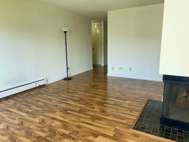 Building Photo - 3200 Bayside Dr