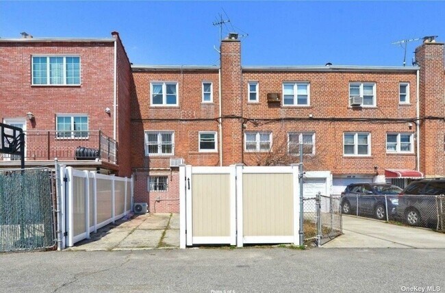 Foto del edificio - 153-08-153-77 77th Rd